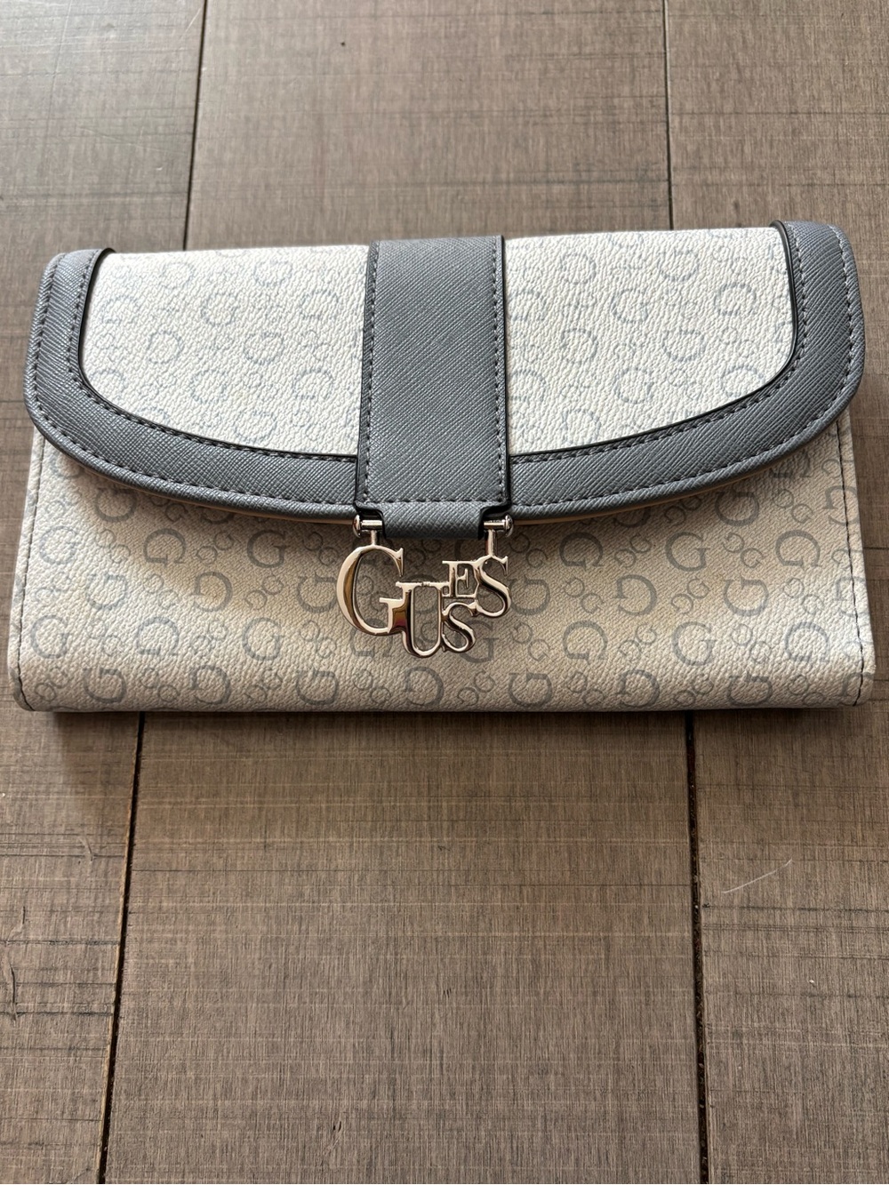 ❤️‍🔥5/$25❤️‍🔥NWOT Guess Trifold Wallet in White & Grey-Silver Charm Logo